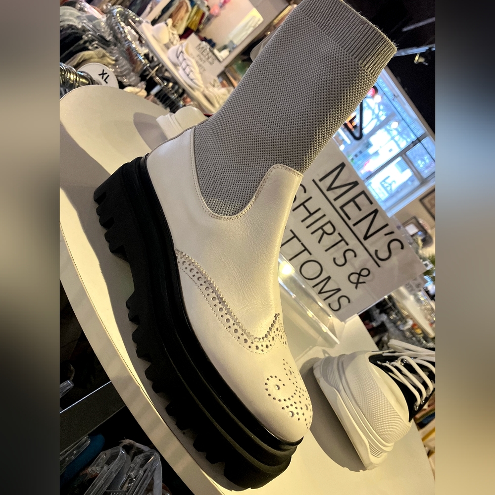 Eleventy sz 39 NwoB $1145 Stylish White and Black Women's Boots